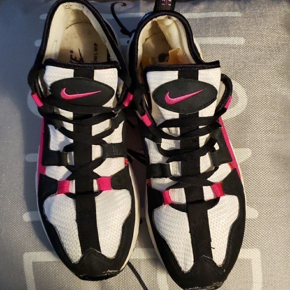 Nike 1994 vintage tensile air tennies. White,black,pink, size 10